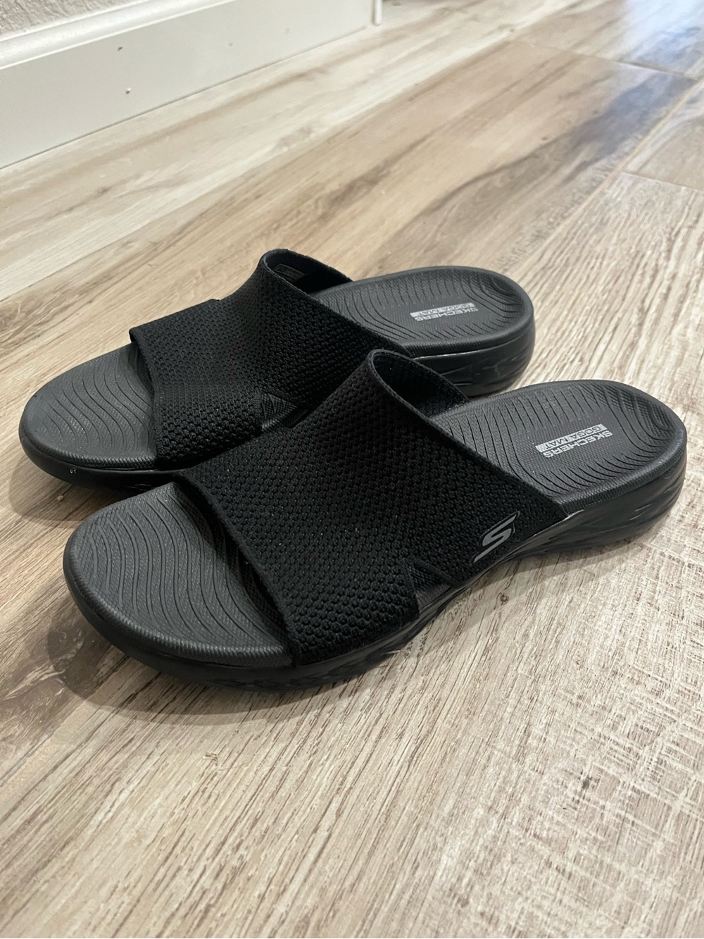 Skechers GOwalk Goga Mat Comfort Cushioned Slide Sandals Black Size 8 SN 140003